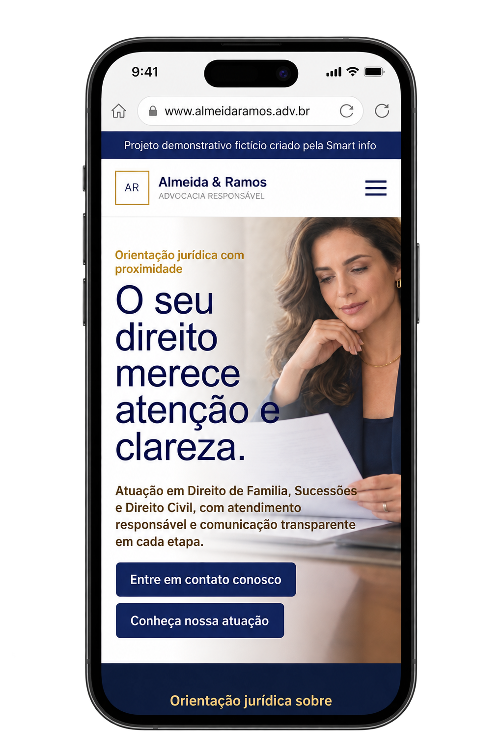 Smartphone exibindo o site demonstrativo Almeida e Ramos